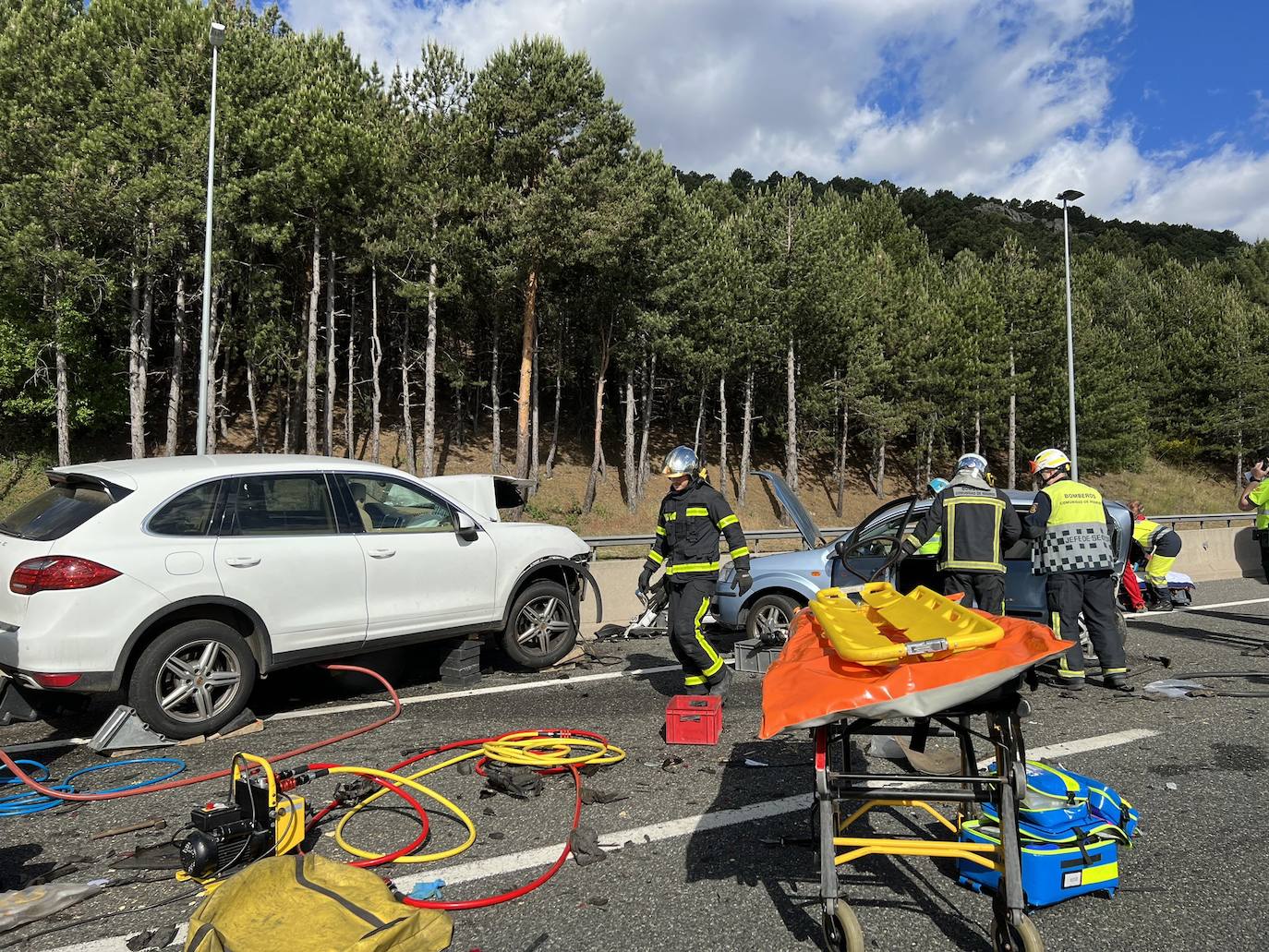 Los bomberos intervienen en el lugar de la colisión.