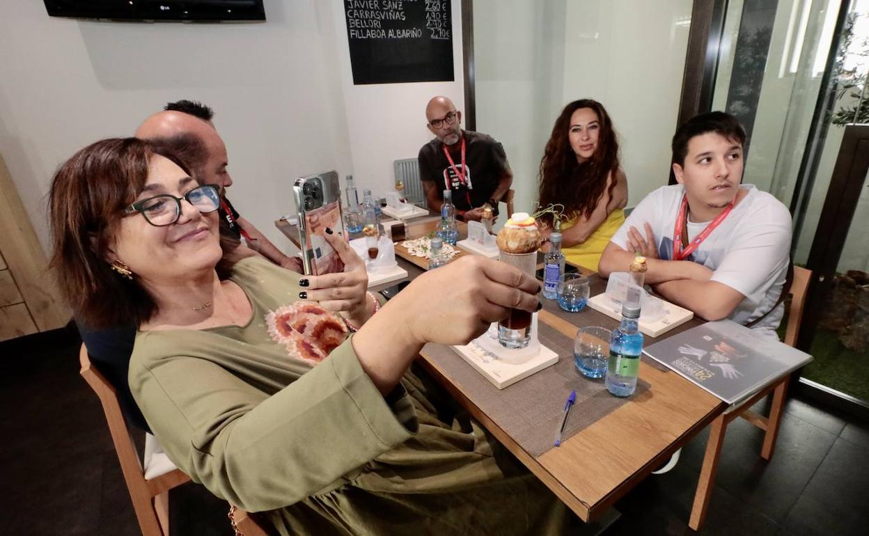 El jurado permanente, con Concha Crespo y Aarón Ortiz, en primer término, en 5 Gustos. 