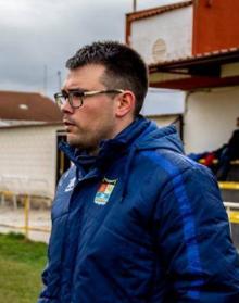 Imagen secundaria 2 - Los jugadores festejan con su gente la clasificación al 'playoff'. Abajo a la derecha, su técnico Adri Fraile. 