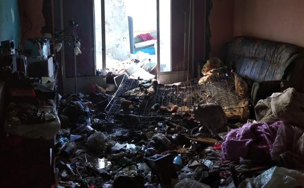 Interior de la vivienda con la basura acumulada quemada. 
