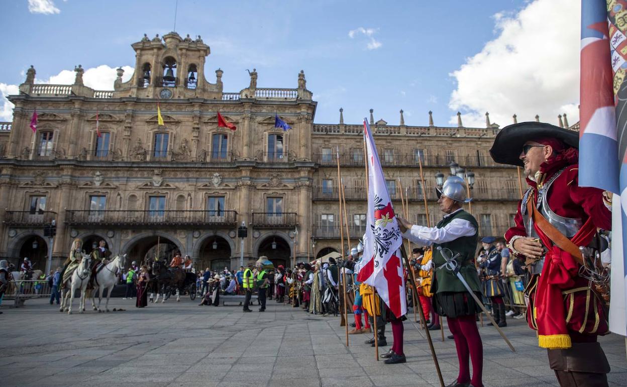 Salamanca 'regresa' al Siglo de Oro mediante un desfile histórico con cientos de figurantes