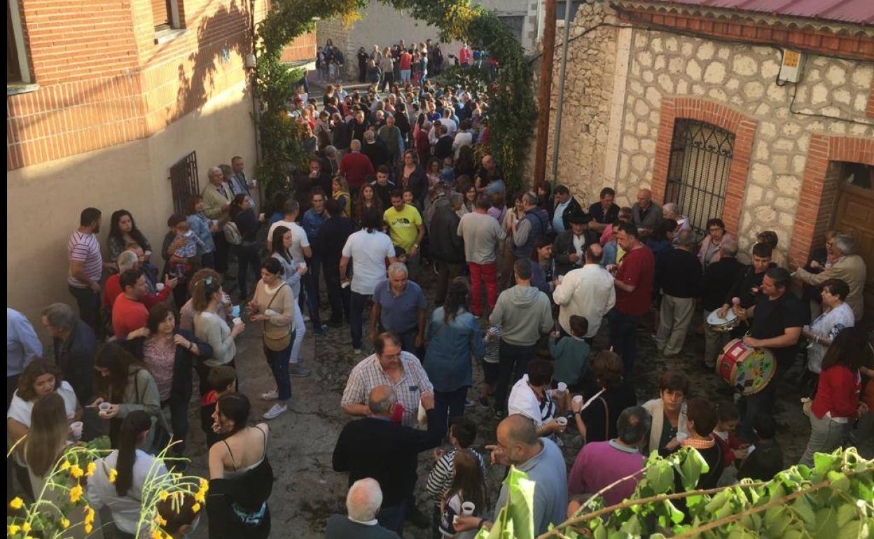 Vecinos de San Miguel del Arroyo, junto a la iglesia de San Esteban durante la celebración en honor a la Virgen de Fuelabradilla.