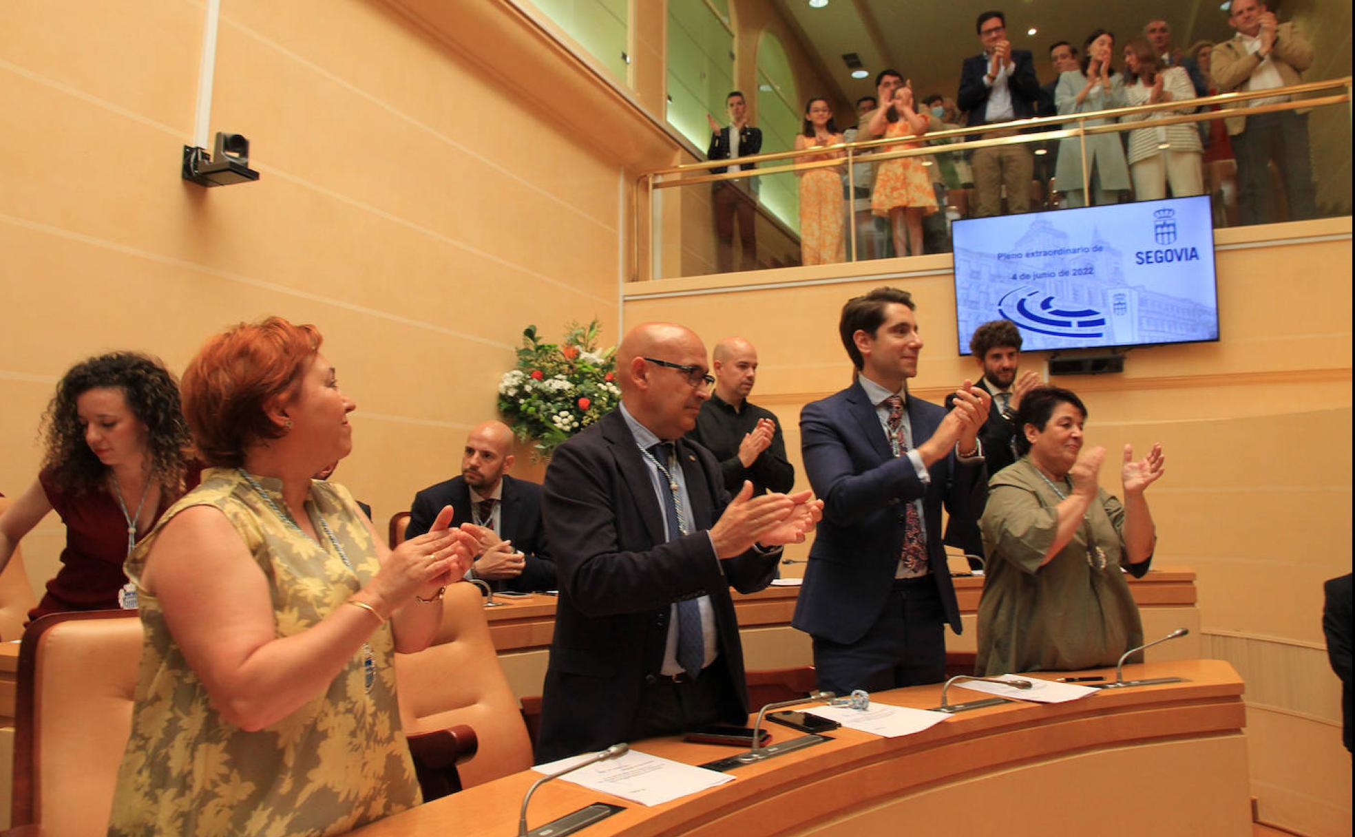 En primera línea, los concejales del PSOE Fuencisla Yagüe, Jesús Sanz, Miguel Merino y la saliente Clara Luquero aplauden el discurso de Clara Martín. 