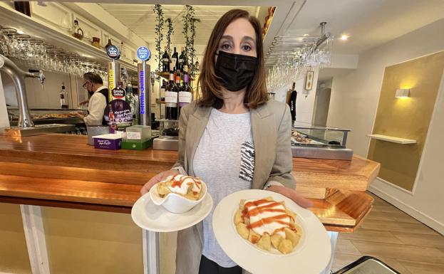 Pilar Hernández muestra una versión de pincho y otra de ración.