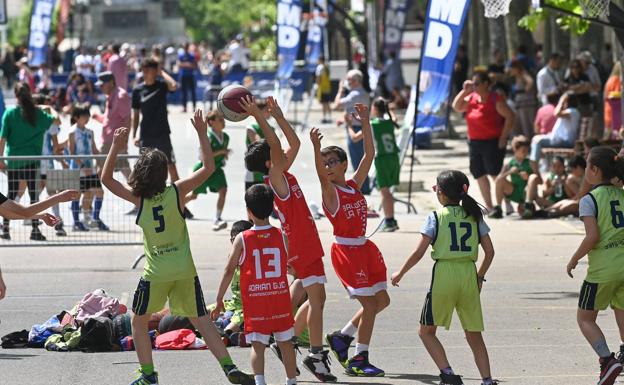 Un jugador de La Flecha no consigue atrapar la pelota. 