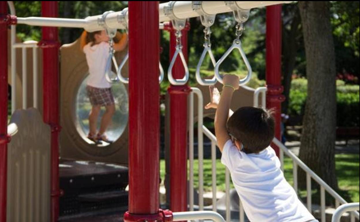 Niños en un parque del centro de Valladolid capital.