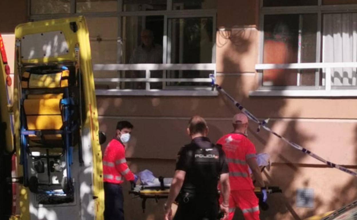 Los servicios sanitarios y la Policía Nacional durante el traslado del hombre. 