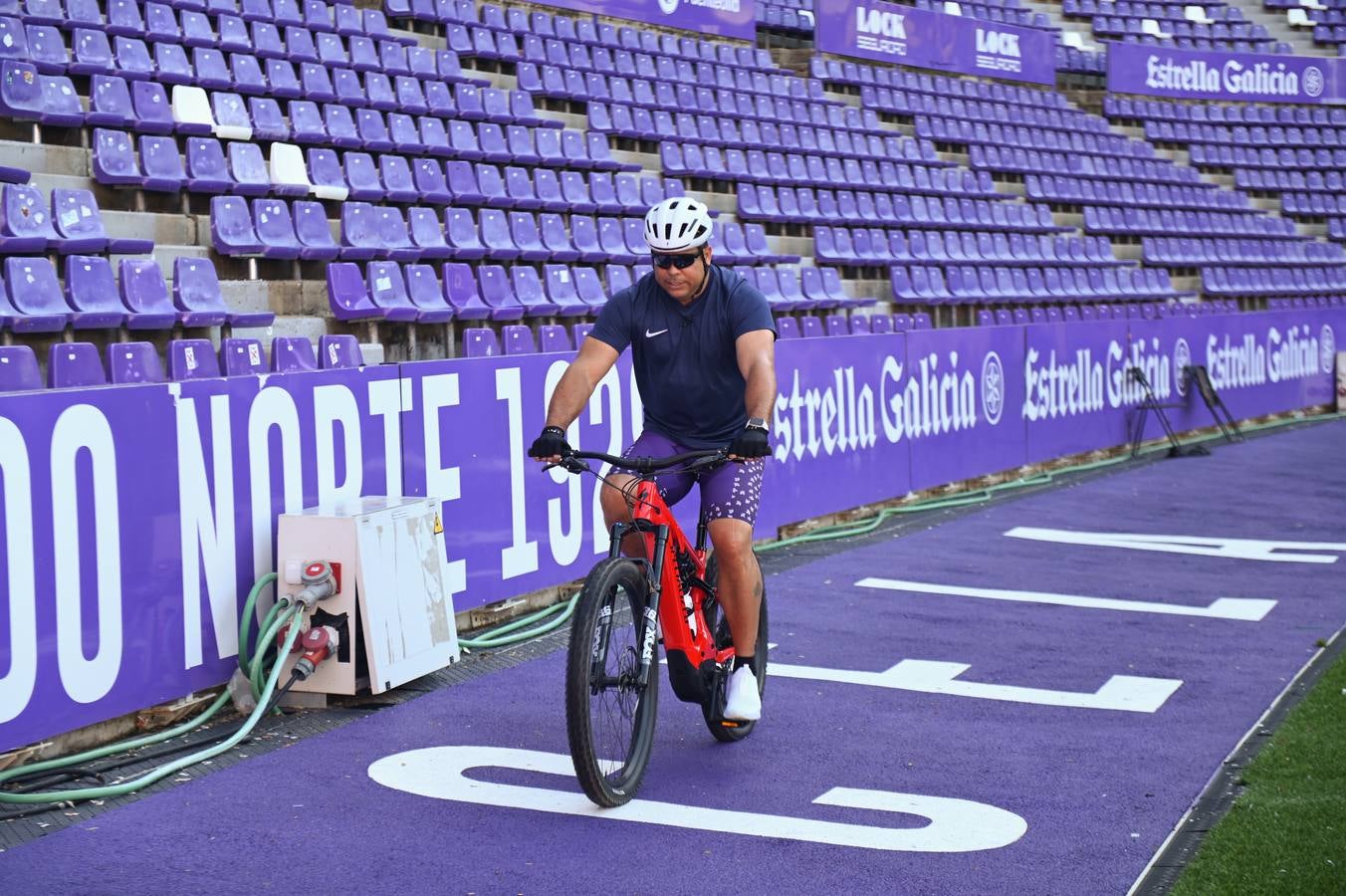 Fotos: Ronaldo inicia el Camino de Santiago como promesa por el ascenso del Real Valladolid