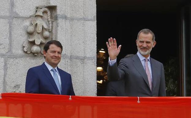 Mañueco y el Rey Felipe VI esta semana en el balcón del Ayuntamiento de Ponferrada.