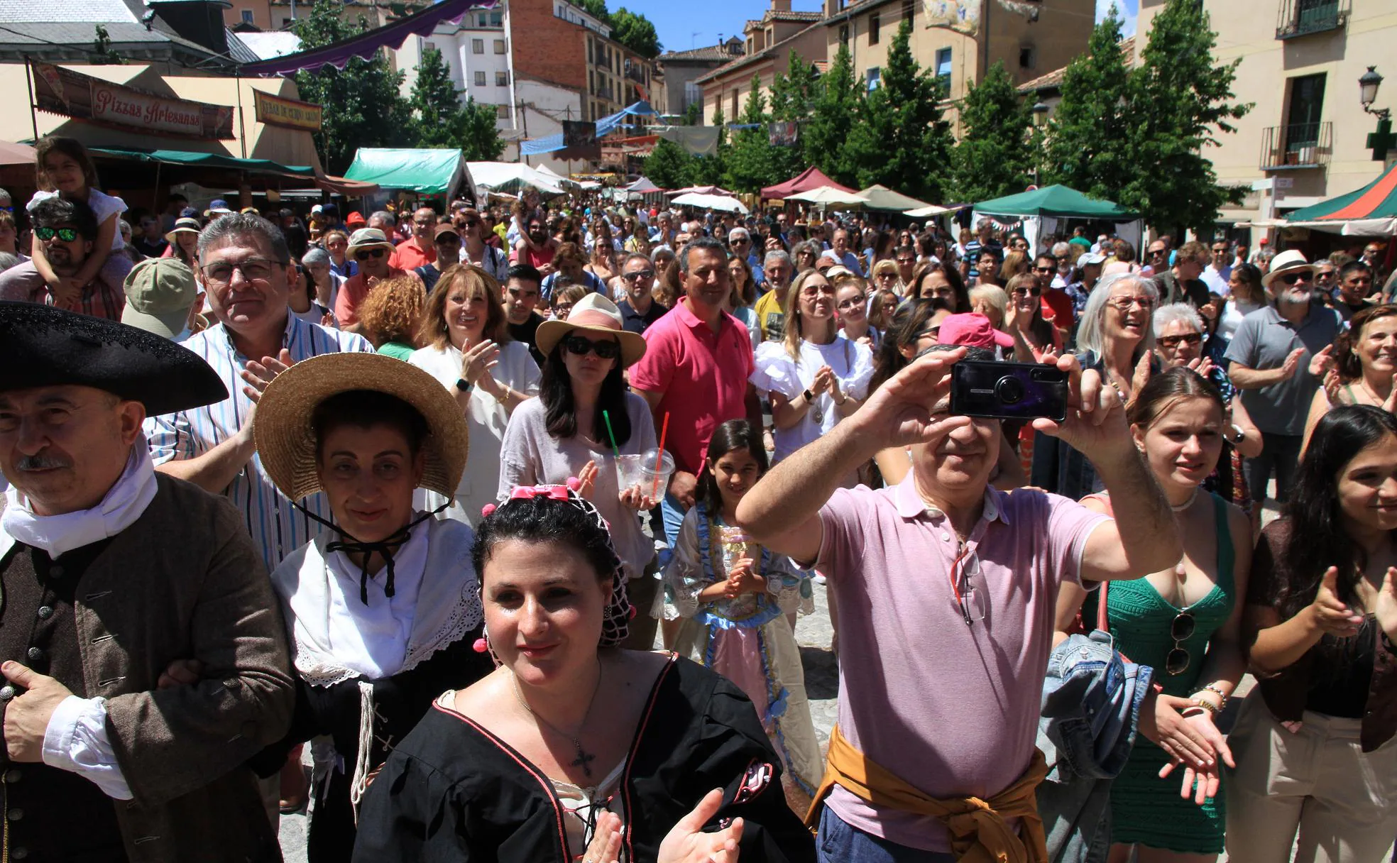 Multitud de visitantes asisten al Mercado Barroco de La Granja este fin de semana y se mezclan con la ambientación y vestidos de época. 