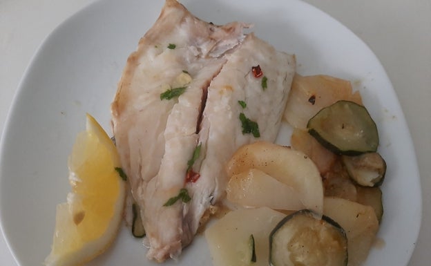 Pescado al horno con patatas y calabacín