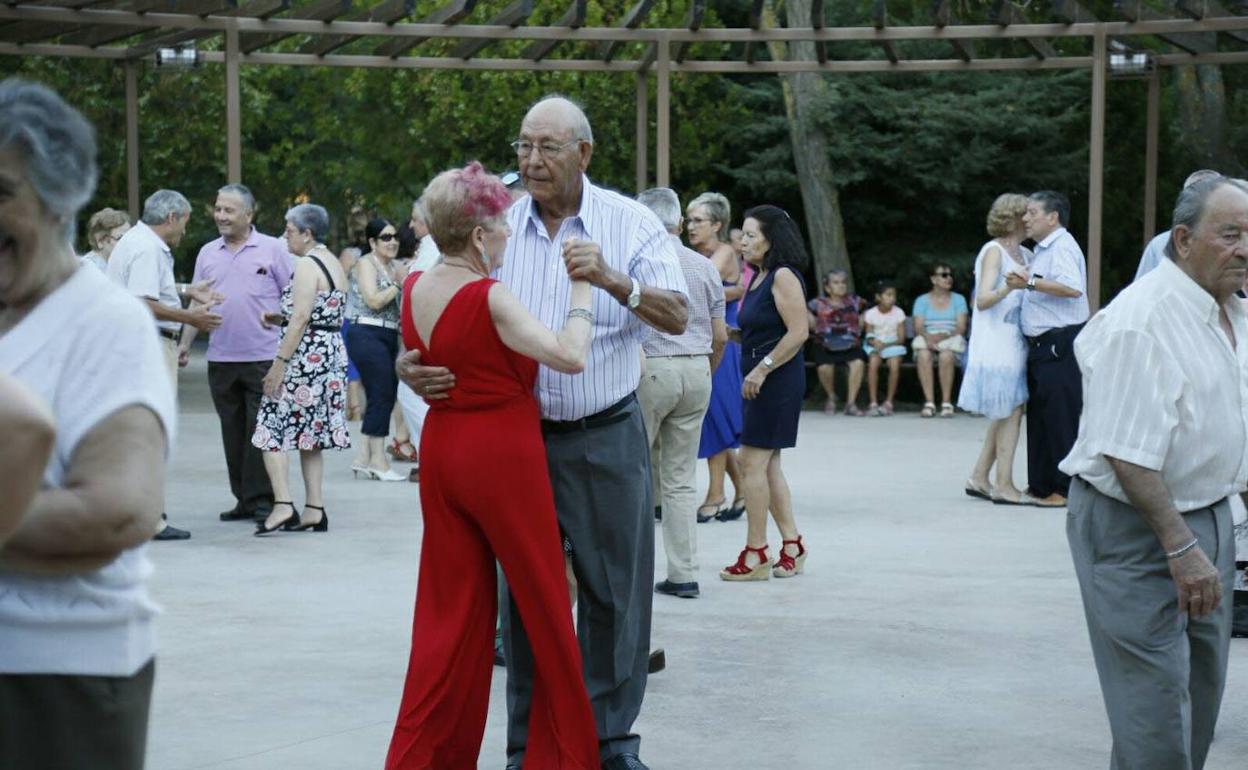 Los bailes de verano para mayores regresan al Parque de los Jesuitas de Salamanca tras la pandemia