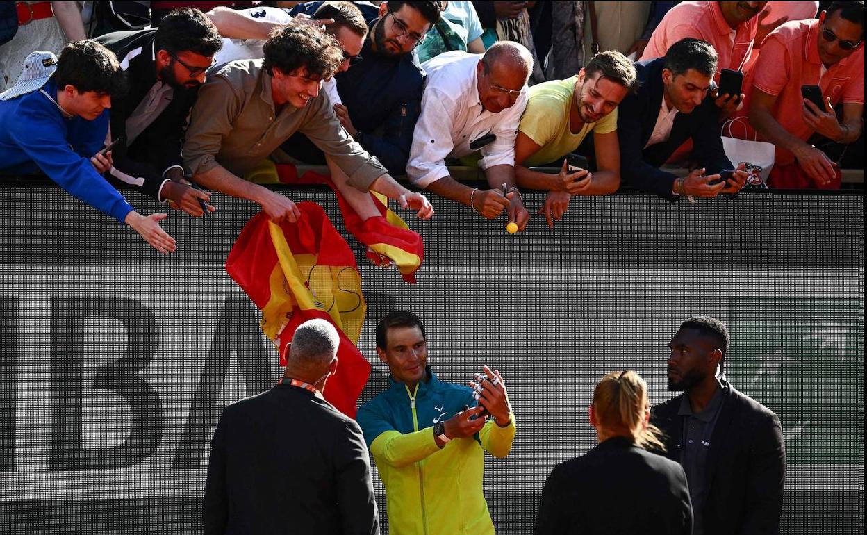 Rafa Nadal se hace un selfi con unos aficionados españoles.