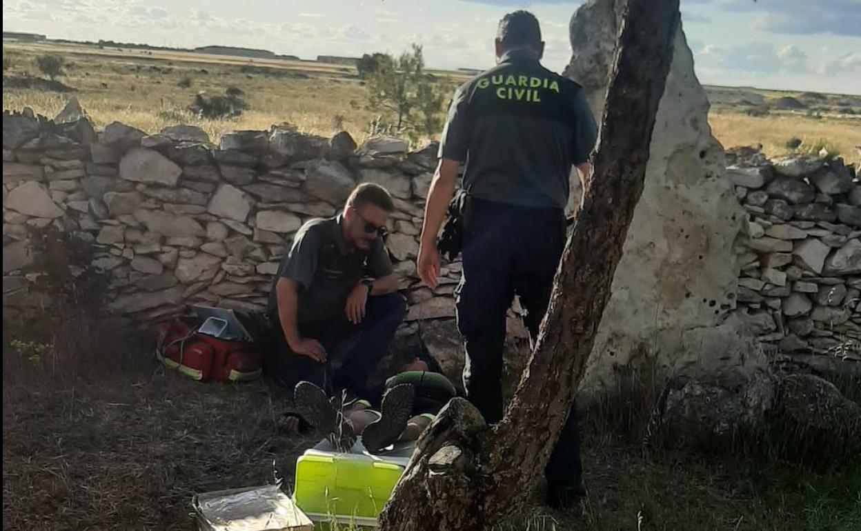 Agentes de la Guardia Civil, tras localizar al desaparecido.