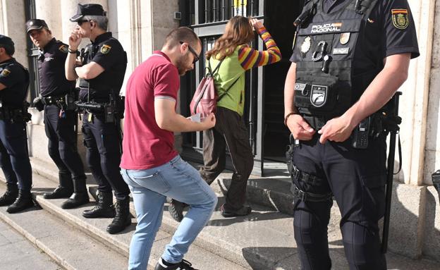 Imagen principal - El acusado de pintar la estatua de Colón de Valladolid: «Esa no es mi letra»