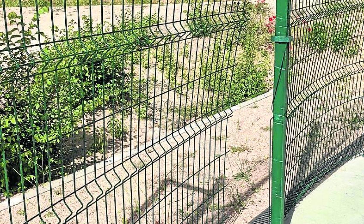 Vallado roto en la pista polideportiva de Tejadilla. 