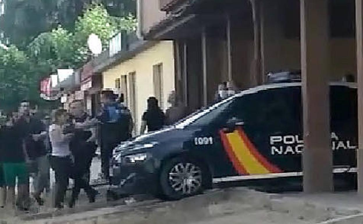 Los agentes trasladan escoltadas a las hermanas detenidas en Arturo Eyries. 