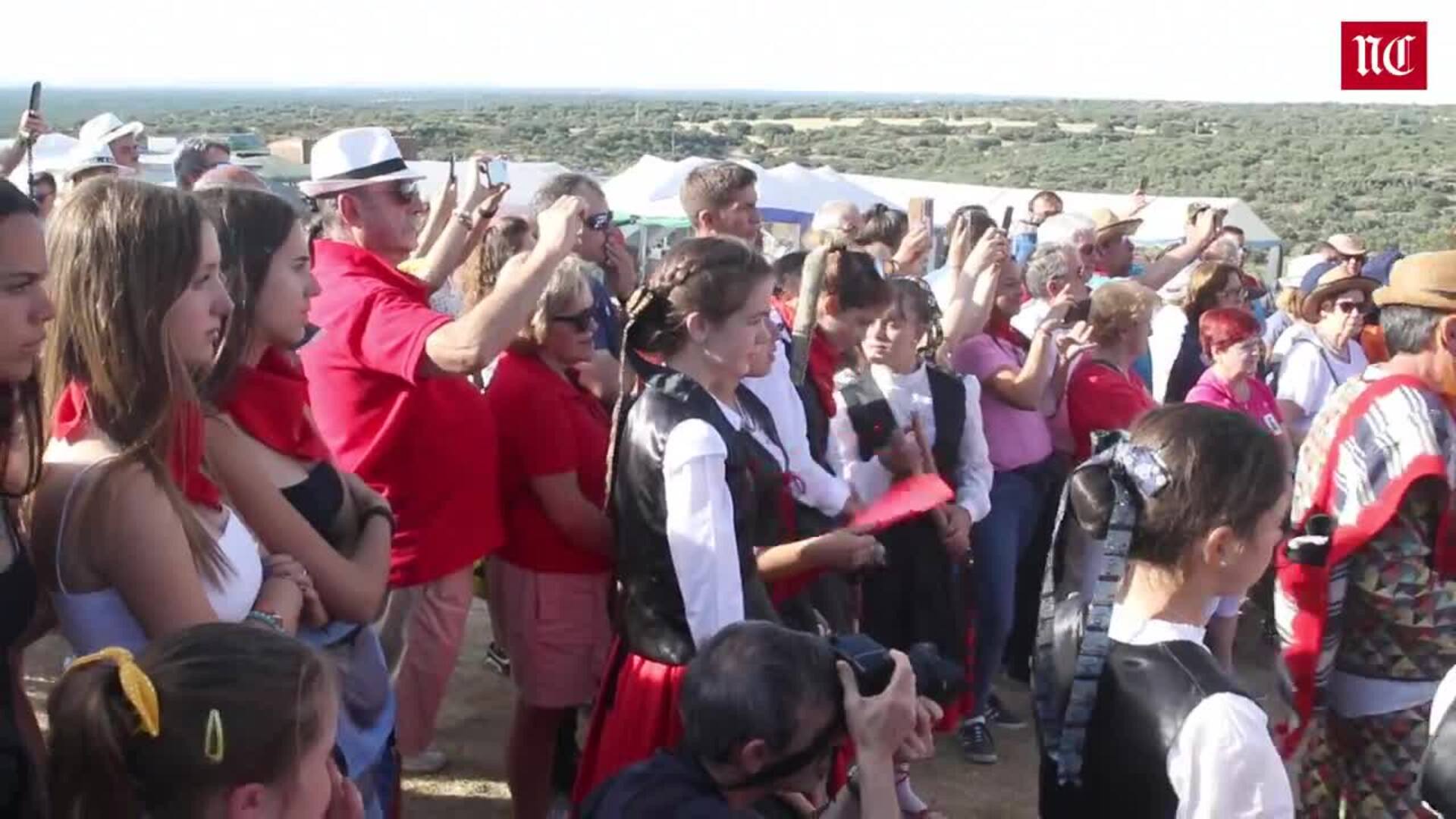 Bernardos celebra el regreso de la Virgen del Castillo a la iglesia parroquial