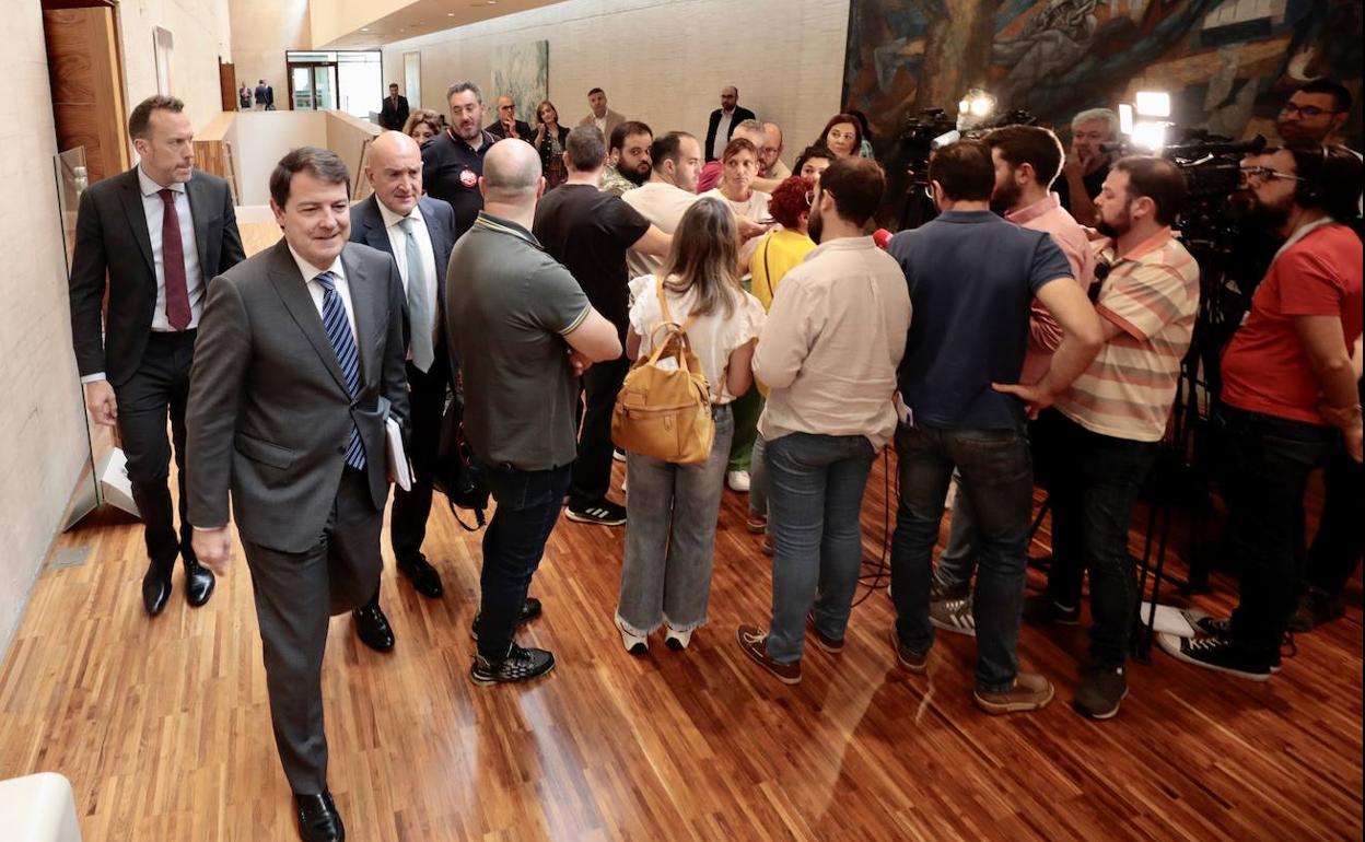 Mañueco, acompañado del consejero Carnero y su jefe de Gabinete, pasa junto a los trabajadores de Siro mientras atienden a los periodistas.