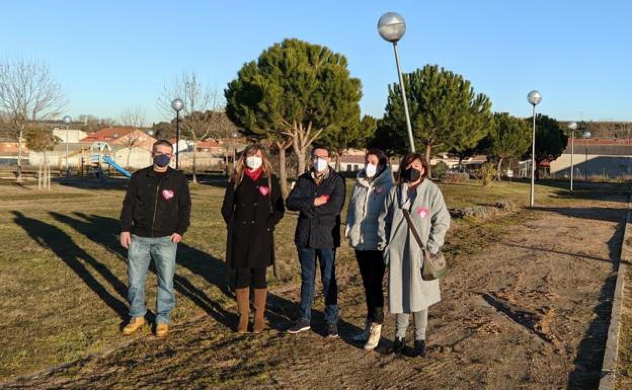 Fernando Pablos, en el centro, en una imagen de archivo durante una visita a Aldeatejada y la zona donde se prevé construir el centro escolar. 