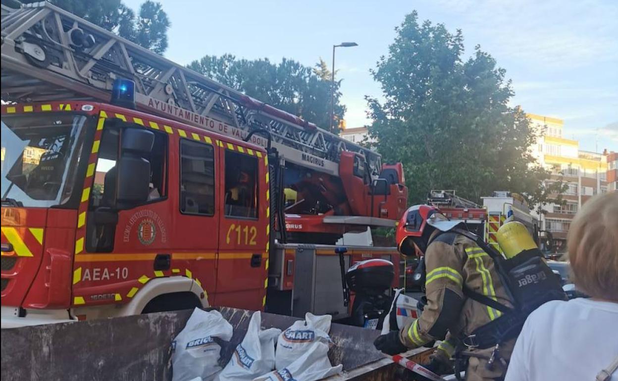 Bomberos, este miércoles por la tarde en la calle Pato.