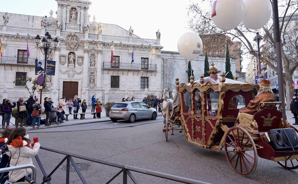 Una carroza de la Cabalgata de Reyes a su paso por la Universidad el 5 de enero de 2021. 