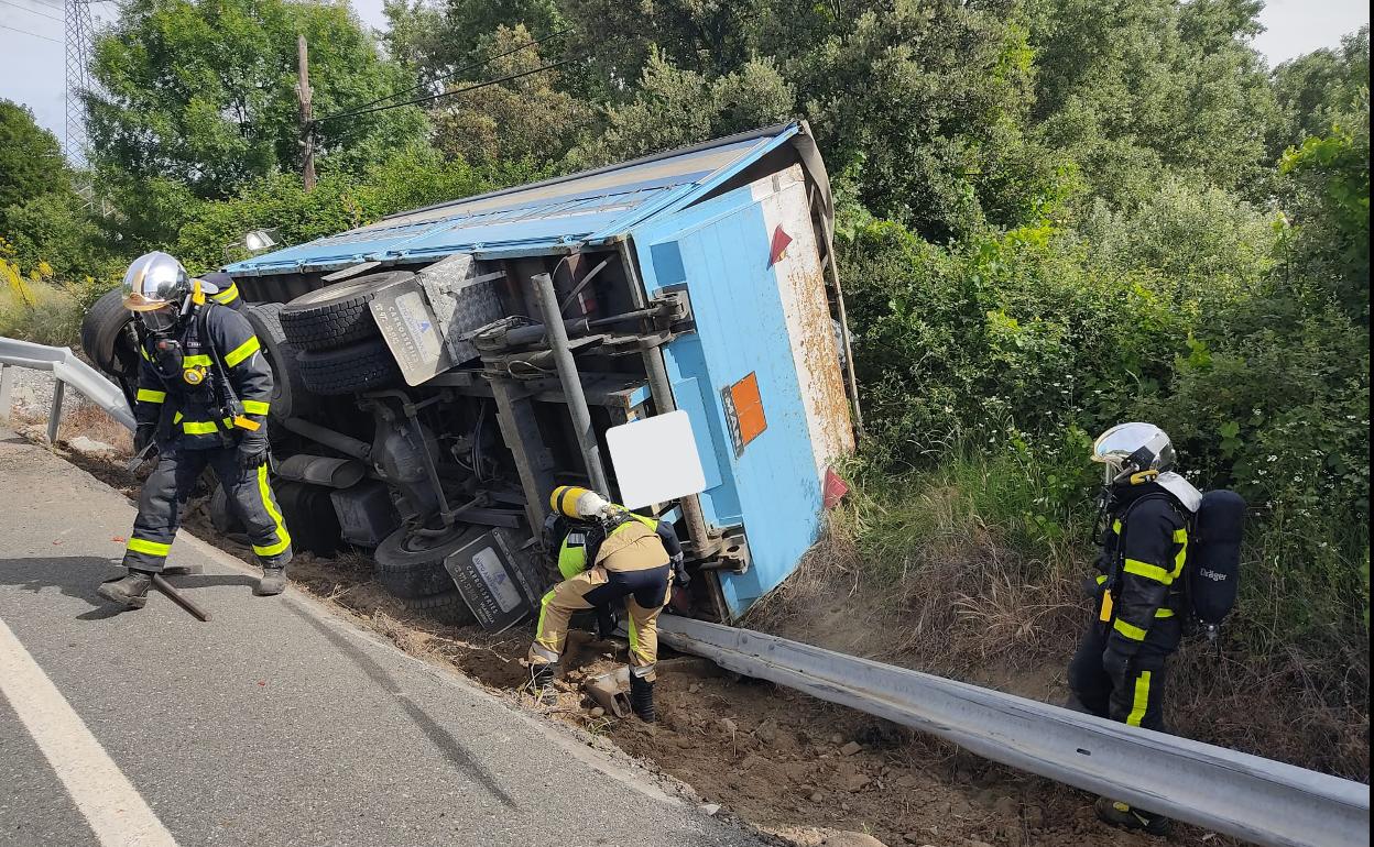 Los bomberos trabajan para asegurar la zona. 