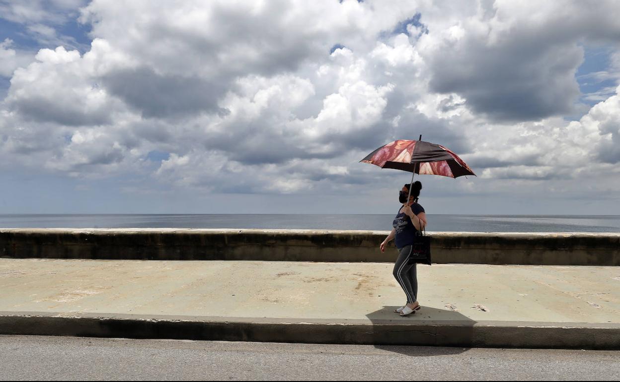 Una mujer camina por el Malecón de La Habana (Cuba), este lunes.