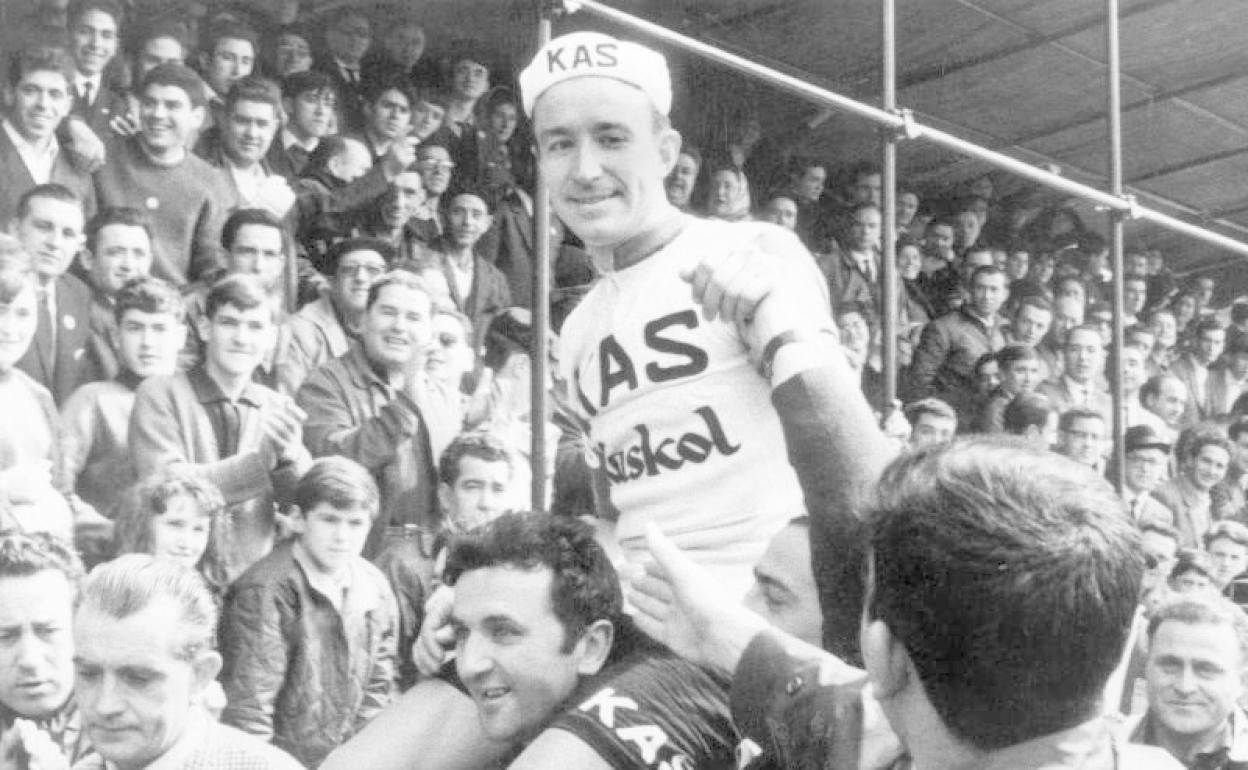 Fotografía de archivo (Eibar, abril de 1965), del ciclista abulense Julio Jiménez.