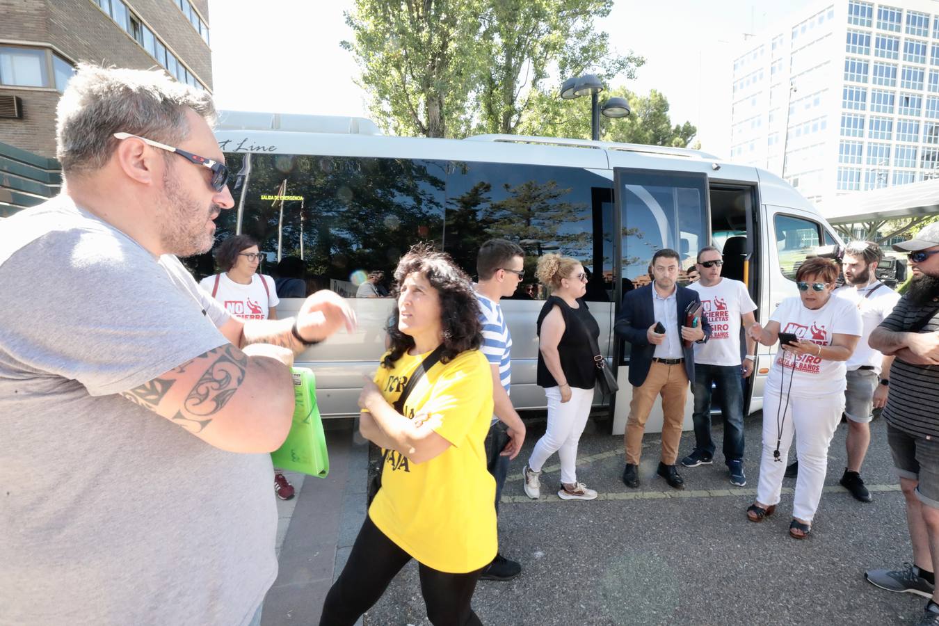 Fotos: Trabajadores de Siro se reúnen con la Junta de Castilla y León