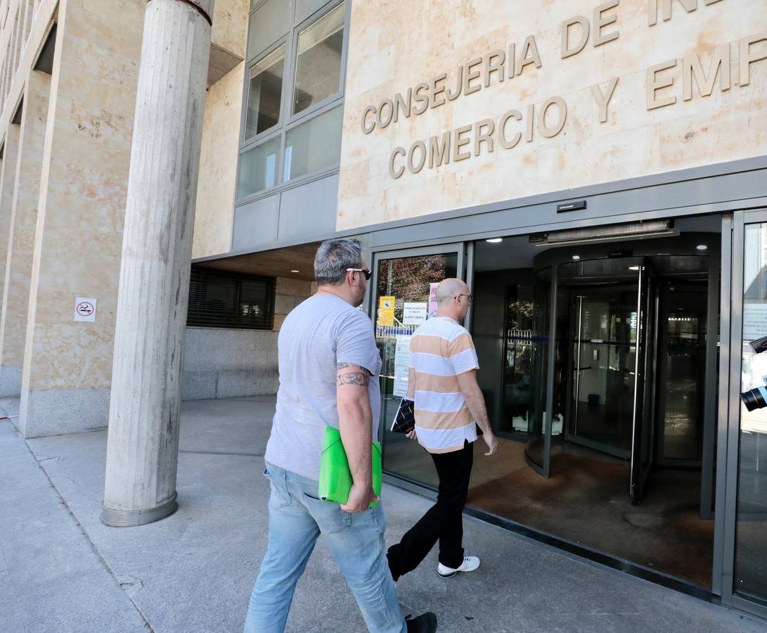 Fotos: Trabajadores de Siro se reúnen con la Junta de Castilla y León