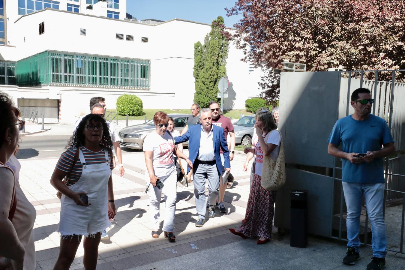 Fotos: Trabajadores de Siro se reúnen con la Junta de Castilla y León