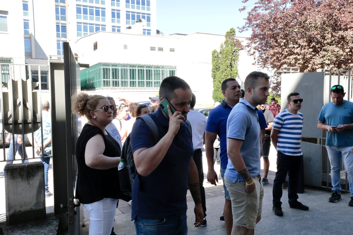 Fotos: Trabajadores de Siro se reúnen con la Junta de Castilla y León