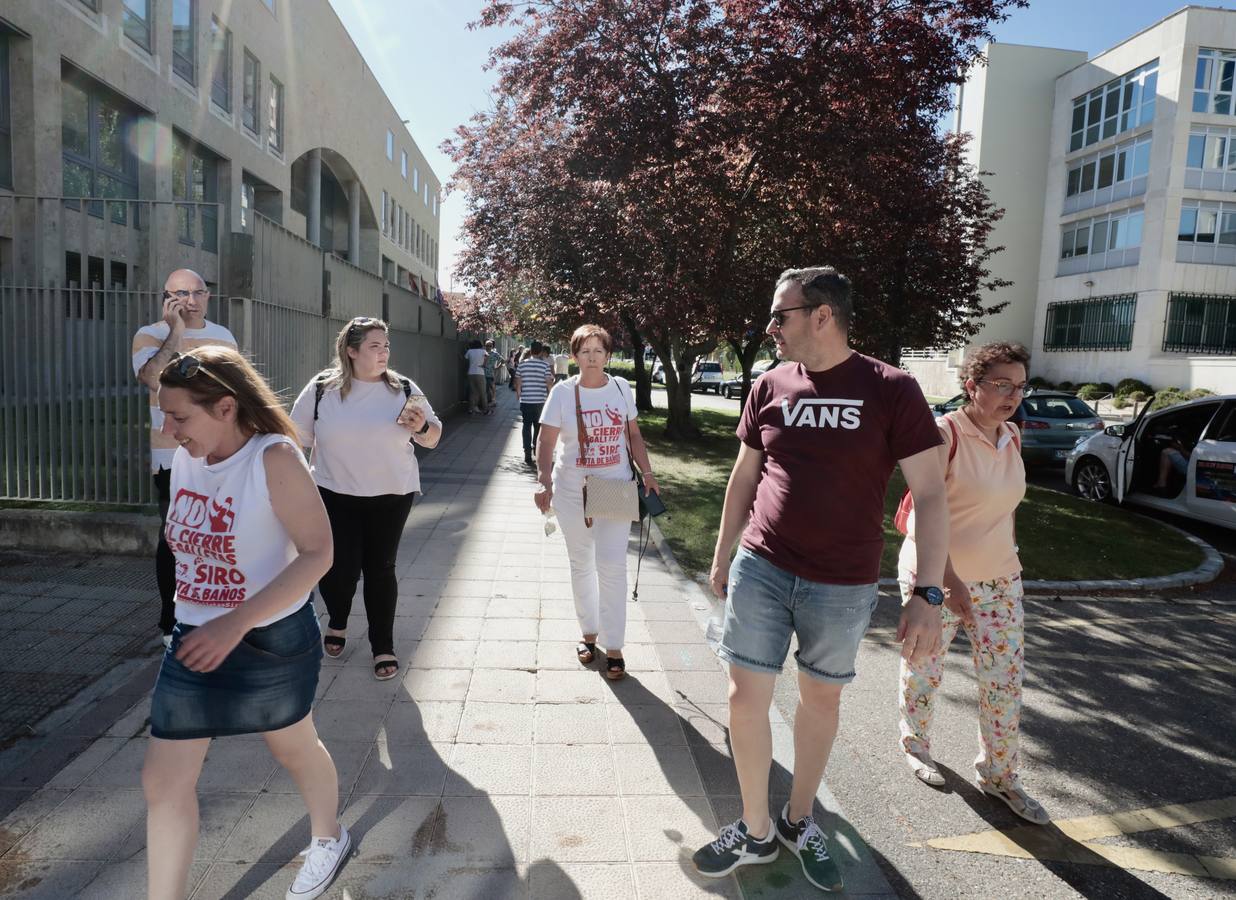 Fotos: Trabajadores de Siro se reúnen con la Junta de Castilla y León