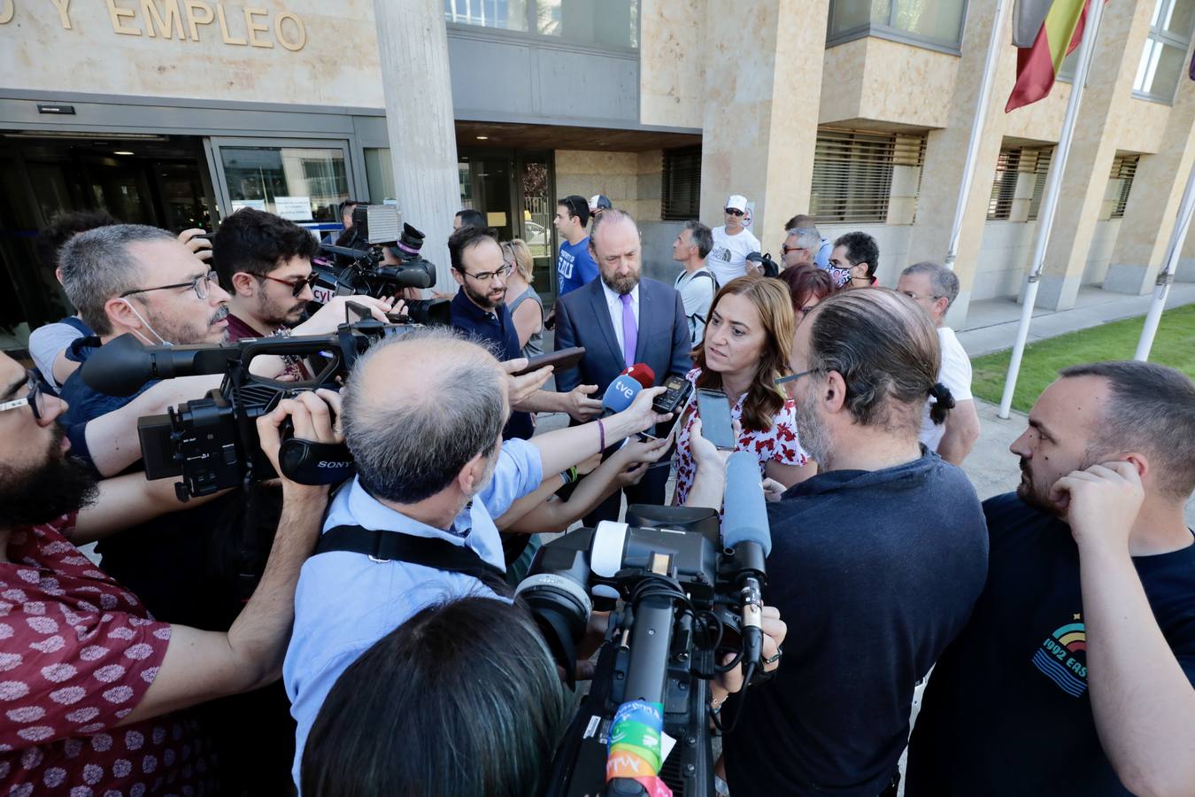 Fotos: Trabajadores de Siro se reúnen con la Junta de Castilla y León