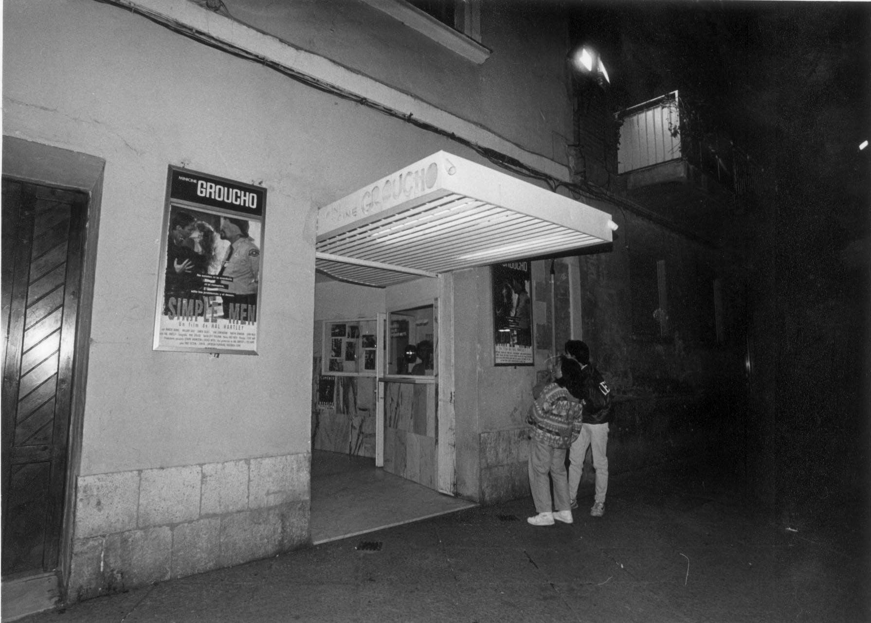 Inaugurado el 5 de octubre 1984 en calle Cadenas de San Gregorio. Una pequeña sala que con cinco filas de 18 butacas cada una y regentado por una madre y su hija, era un espacio «familiar y cercano».