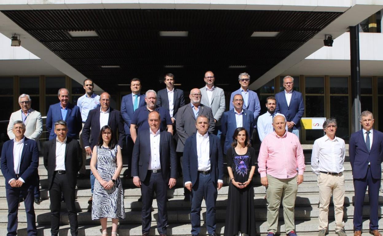 José Manuel Franco posa con los representantes de los clubes Asobal con Mario Arranz arriba, primero por la izquierda. 