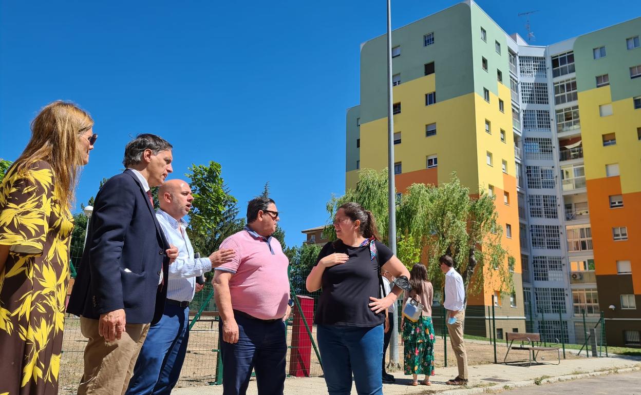 El alcalde, durante su visita al barrio de San José, con los representantes vecinales