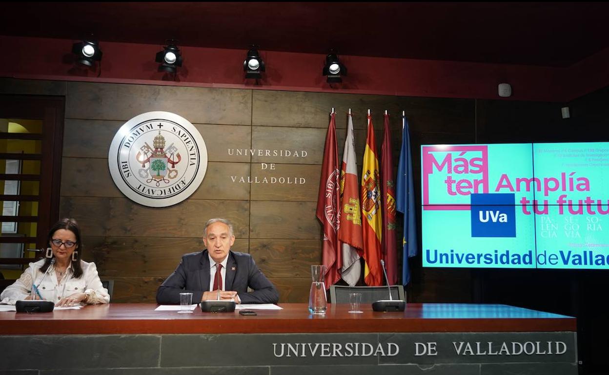 La vicerrectora de Estudiantes, Cristina de la Rosa, y el rector, Antonio Largo, en la presentación de los nuevos títulos. 