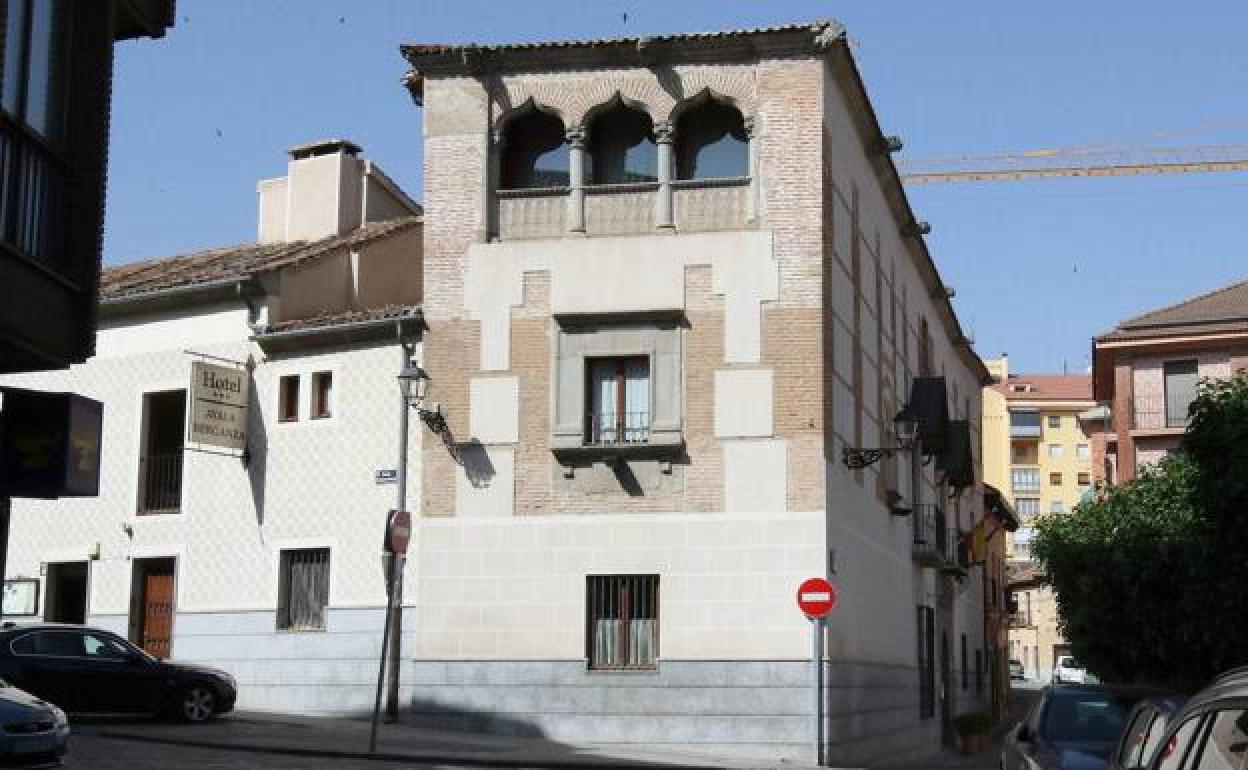 Fachada este de la Casa Palacio de los Ayala Berganza. 