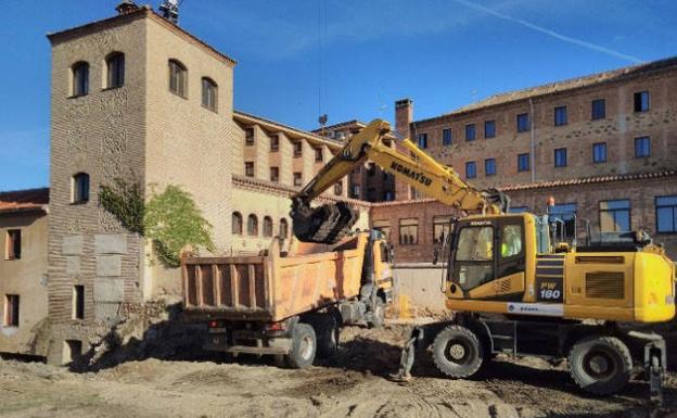 Imagen principal - Obras en el teatro Cervantes.