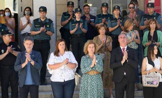 Aplauso en memoria de la mujer asesinada en Soria tras el minuto de silencio. 