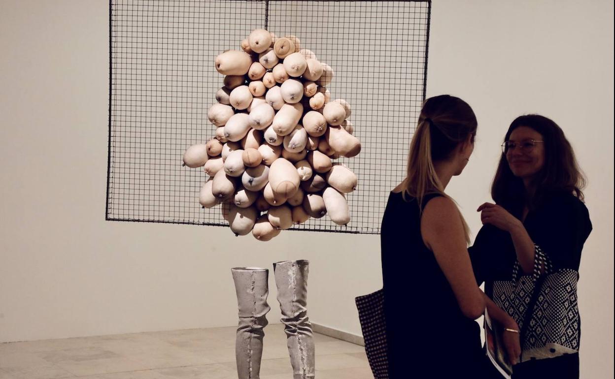 Dos mujeres, frente a una de las piezas de la exposición 'Una revelación'. 