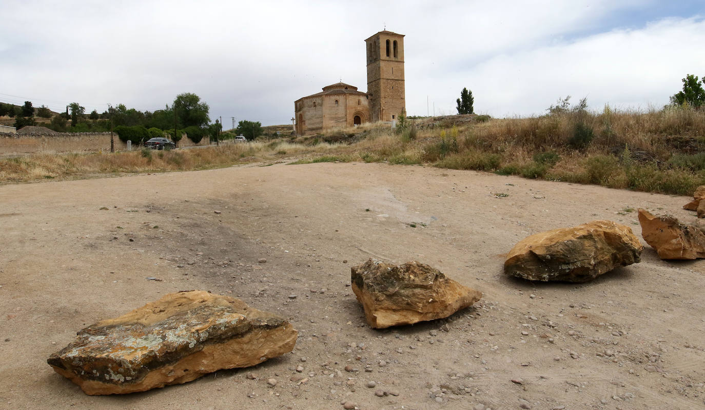 Rocas colocadas para impedir el estacionamiento en el talud de la Vera Cruz. 