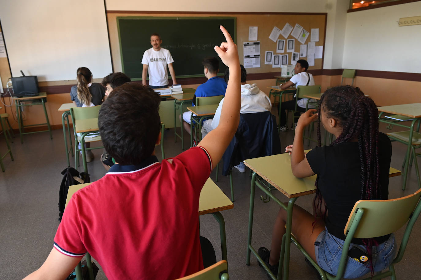 Los alumnos del ciclo formativo básico de Cocina y Restauración en una de las clases con el profesor Miguel Domínguez. 