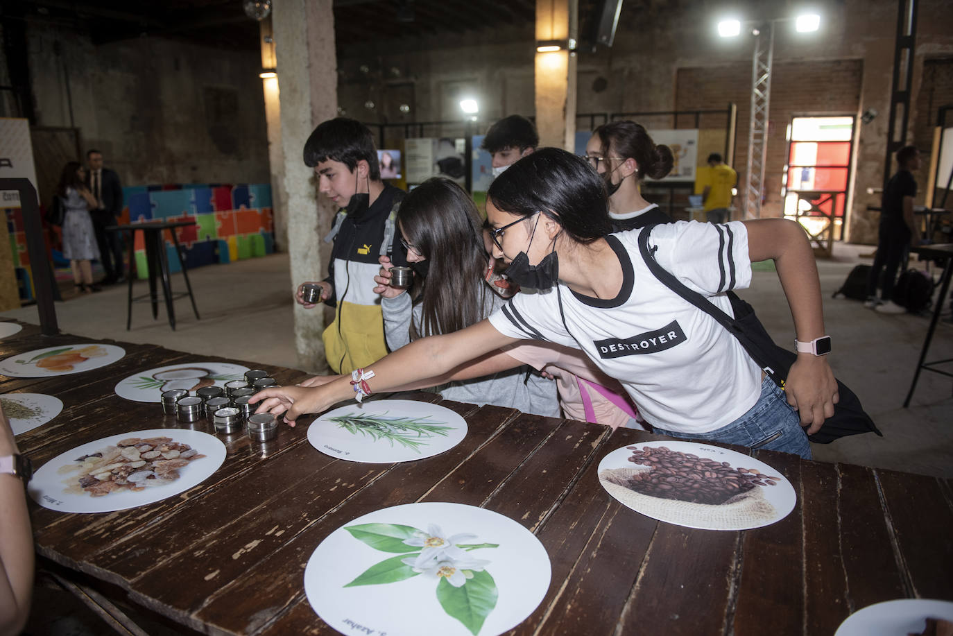 Felipe VI saluda a un grupo de escolares en Otero de Herreros.