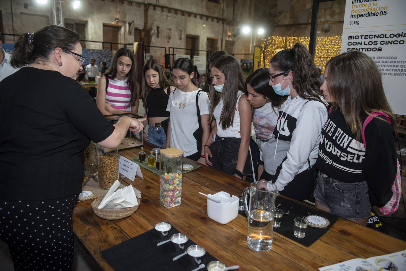 Felipe VI saluda a un grupo de escolares en Otero de Herreros.