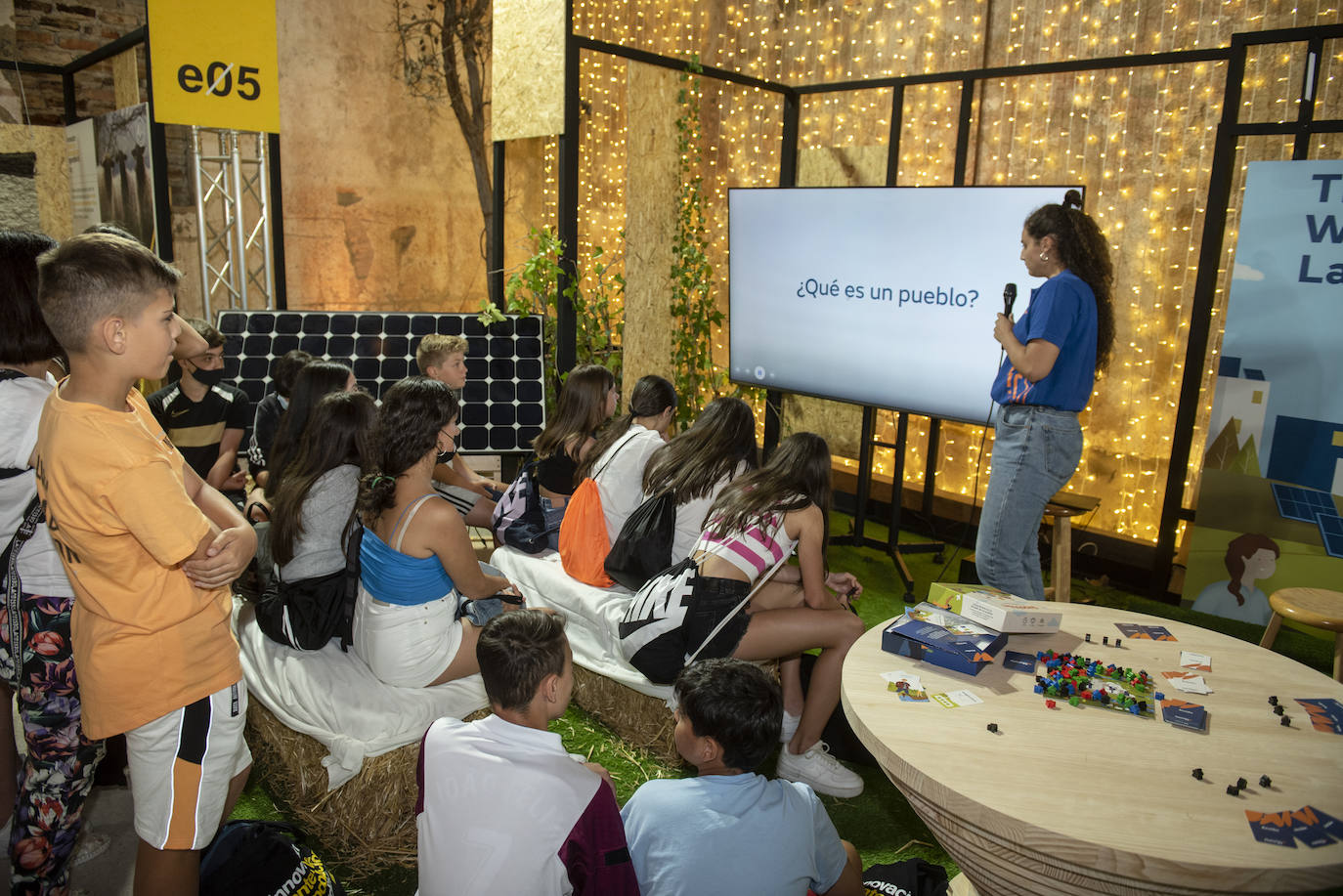 Felipe VI saluda a un grupo de escolares en Otero de Herreros.