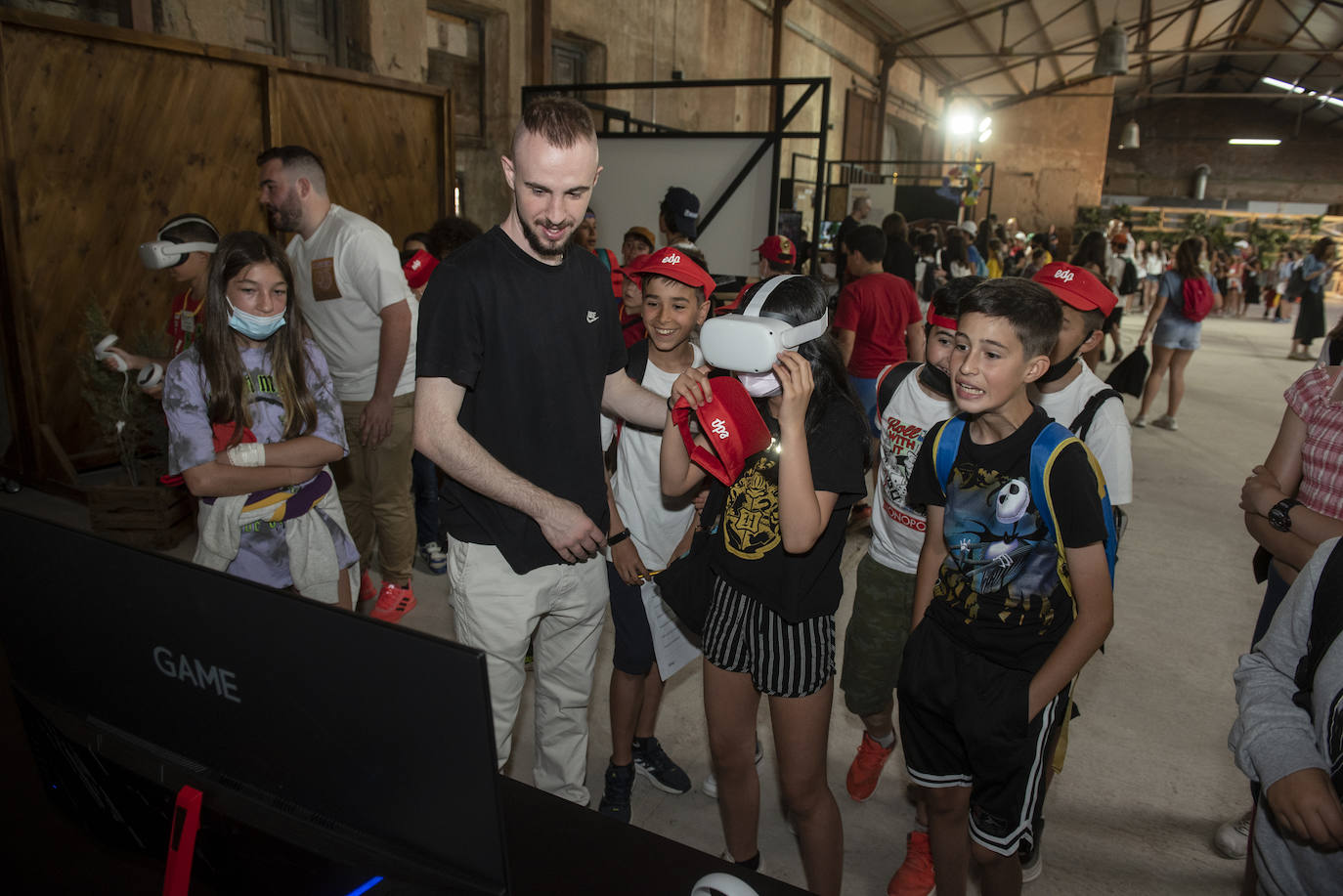 Felipe VI saluda a un grupo de escolares en Otero de Herreros.