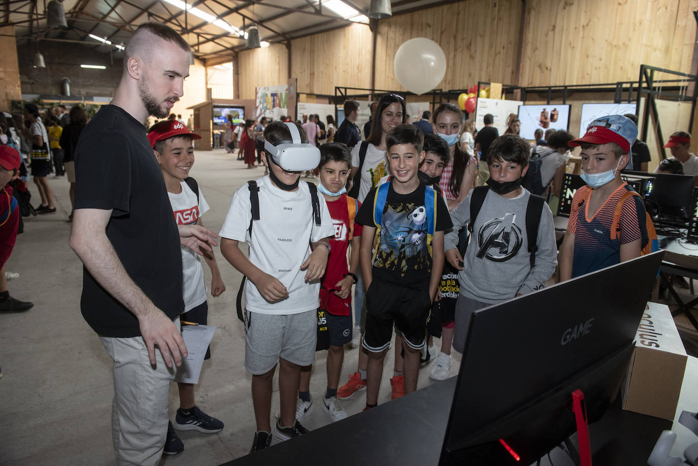 Felipe VI saluda a un grupo de escolares en Otero de Herreros.